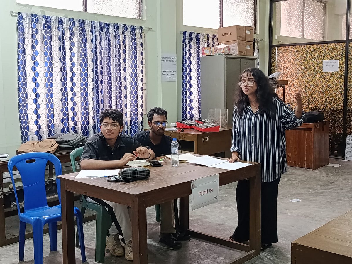 চট্টগ্রাম প্রকৌশল ও প্রযুক্তি বিশ্ববিদ্যালয়ে তারুণ্য উৎসবে বিতর্ক প্রতিযোগিতায় এক শিক্ষার্থীর পরিবেশনা। আজ বেলা ১১টায়