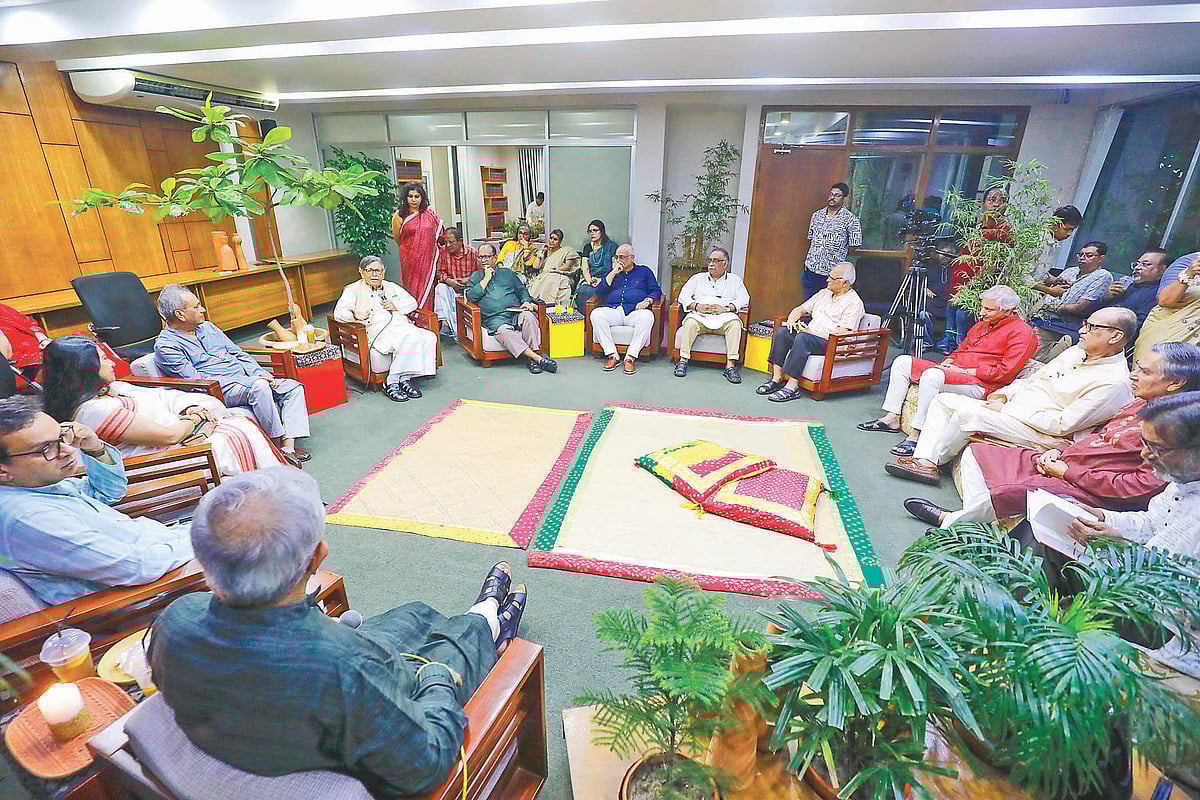 জন্মদিন উপলক্ষে আলাপচারিতার আয়োজনে অনুরাগীদের সঙ্গে অধ্যাপক আবদুল্লাহ আবু সায়ীদ। গতকাল সন্ধ্যায় বিশ্বসাহিত্য কেন্দ্রে