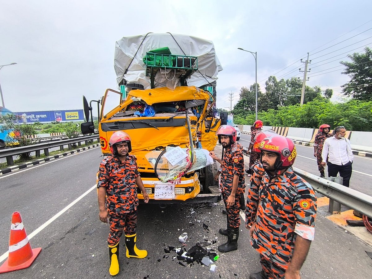 দুর্ঘটনার পর হতাহত ব্যক্তিদের উদ্ধার করে হাসপাতালে নিয়েছেন ফায়ার সার্ভিসের কর্মীরা। আজ শুক্রবার সকালে মুন্সিগঞ্জের শ্রীনগর উপজেলায় ঢাকা-মাওয়া এক্সপ্রেসওয়ের কামারখোলা সেতু এলাকায়