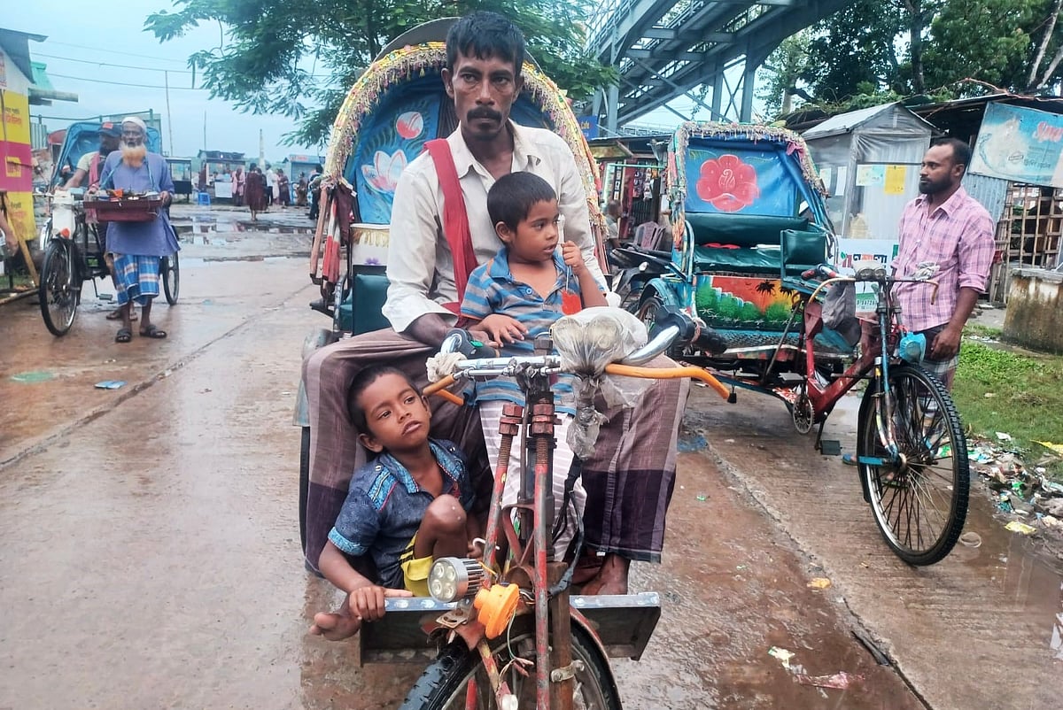 দুই শিশুসন্তানকে নিয়ে এভাবেই প্রতিদিন রিকশা নিয়ে জীবিকা নির্বাহ করেন সোহাগ মিয়া। বৃহস্পতিবার বিকেলে নগরের কীর্তনখোলা তীঁরের ত্রিশ গোডাউন এলাকায়
