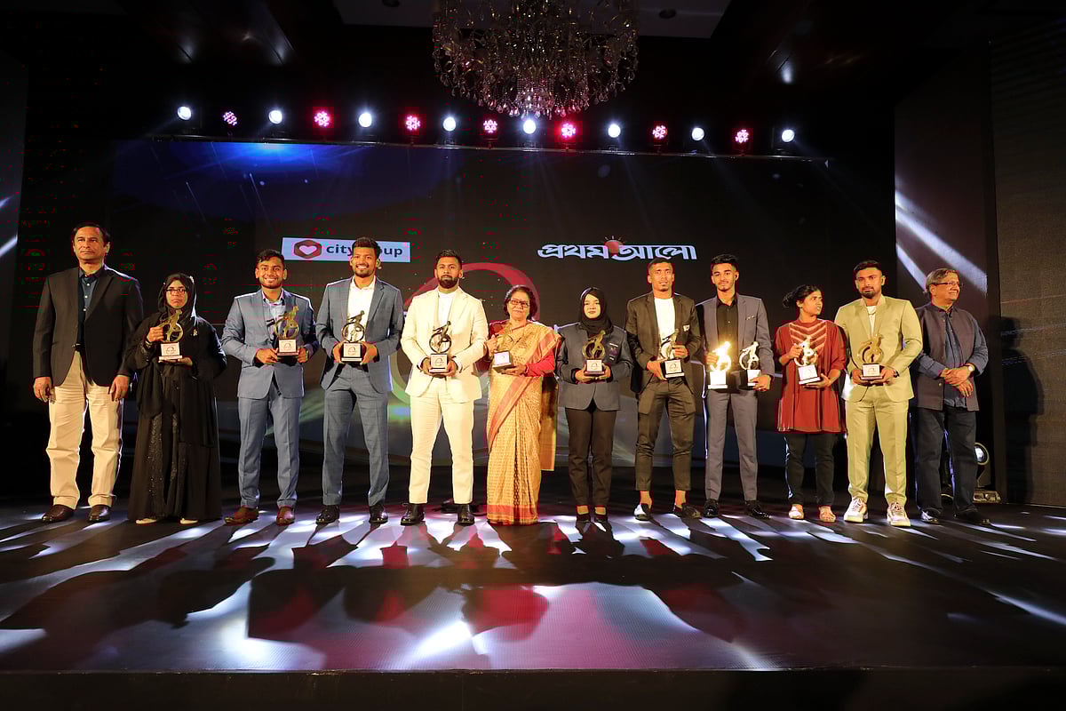 ২০২৪ সালে আগের দুই বছরের পুরস্কার দেওয়া হয়েছিল একসঙ্গে। তাই ট্রফি হাতে মঞ্চে এতজন! তারপরও পুরস্কারজয়ীদের সবাই কিন্তু এই ছবিতে নেই। ছবি: প্রথম আলো