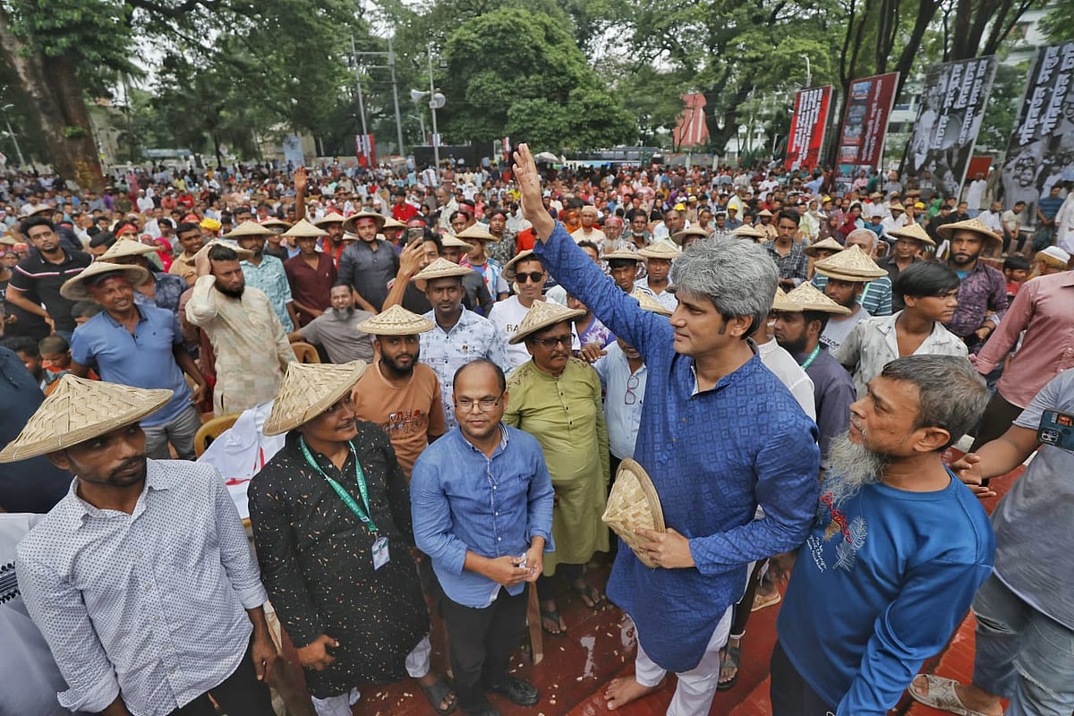 জুলাই গণসমাবেশে অংশগ্রহণকারীদের মাঝে গণসংহতি আন্দোলনের প্রধান সমন্বয়কারী জোনায়েদ সাকি। আজ শুক্রবার বিকেলে কেন্দ্রীয় শহীদ মিনারে