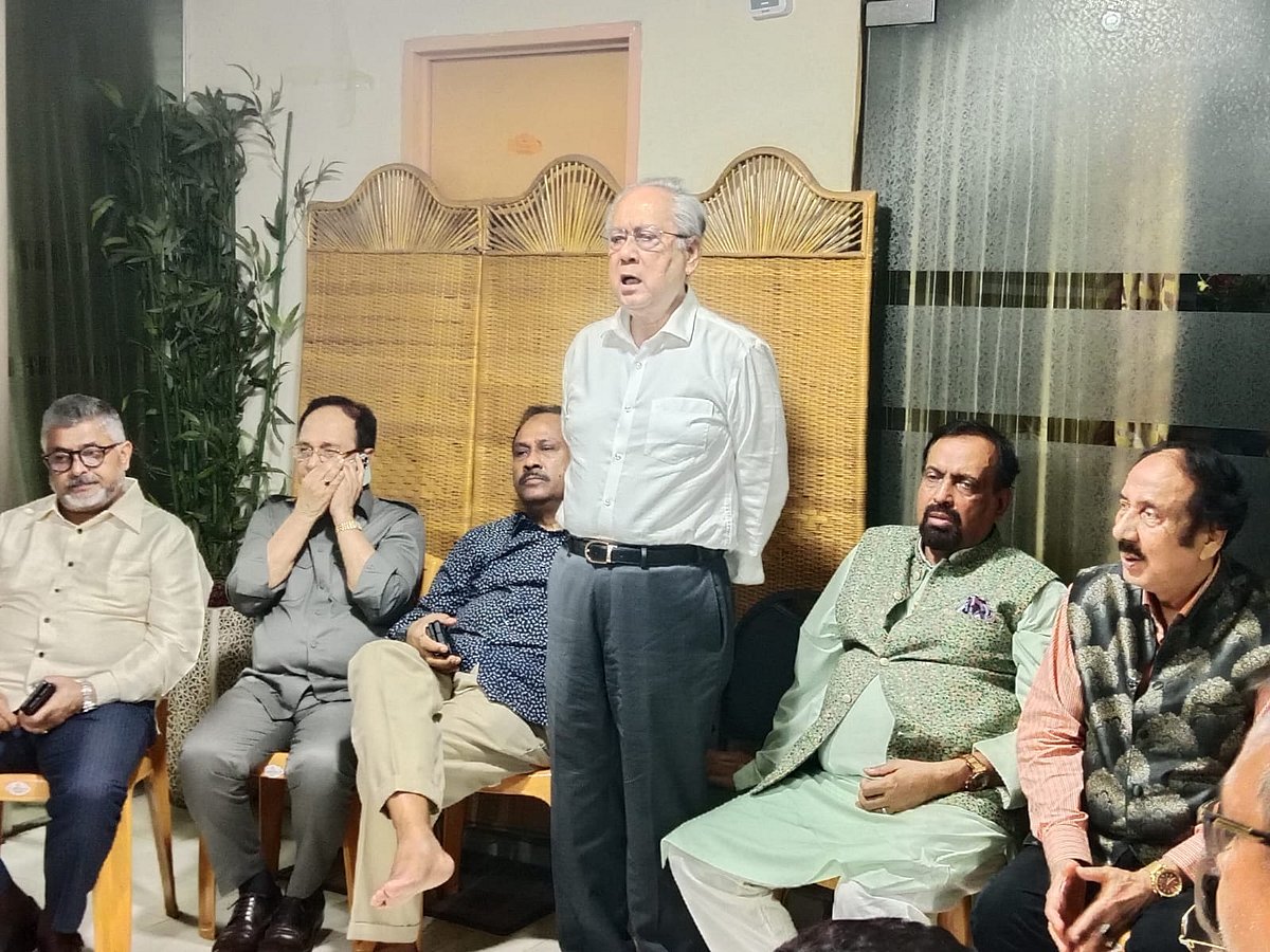 রাজধানীর গুলশানের হাওলাদার টাওয়ারে গতকাল বৃহস্পতিবার রাতে অনুষ্ঠিত সভায় বক্তব্য দেন আনিসুল ইসলাম মাহমুদ