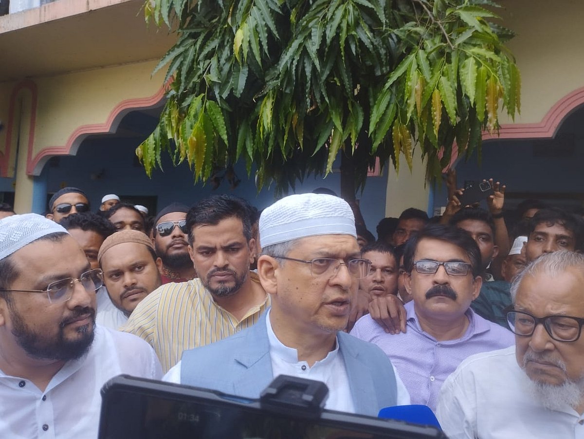 চট্টগ্রামের ফটিকছড়ি বাবু নগর আল জামিয়াতুল ইসলামিয়া আজিজুল উলুম মাদ্রাসায় হেফাজত ইসলামের আমির মাওলানা শাহ মুহিববুল্লাহ বাবুনগরীর সঙ্গে সাক্ষাৎ শেষে সাংবাদিকদের সঙ্গে কথা বলেন বিএনপির স্থায়ী কমিটির সদস্য সালাহ উদ্দিন আহমদ। আজ বিকেলে