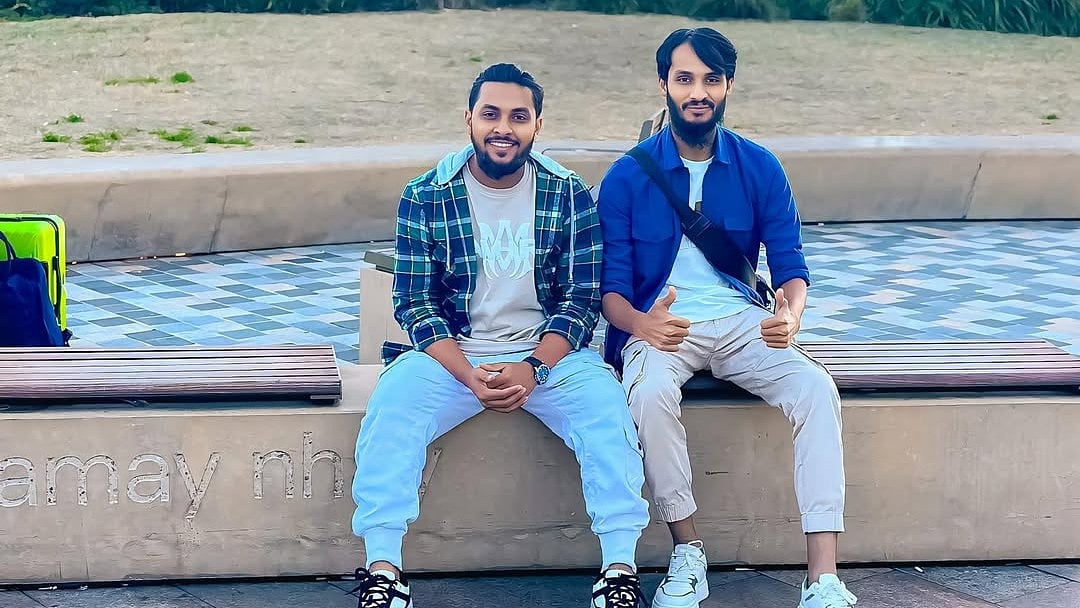 সিডনি বিমানবন্দরে দুই ভাই খাইরুল ইসলাম ও রাকিব হাসান