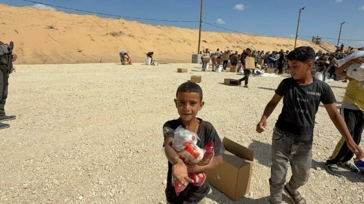 ত্রাণ পেয়ে সাবেক মার্কিন সেনা কর্মকর্তা অ্যান্থনি আগুইলারকে ধন্যবাদ জানাচ্ছে ফিলিস্তিনি শিশু আমির। এর কিছুক্ষণ পরই ইসরায়েলি বাহিনীর গুলিতে সে নিহত হয়