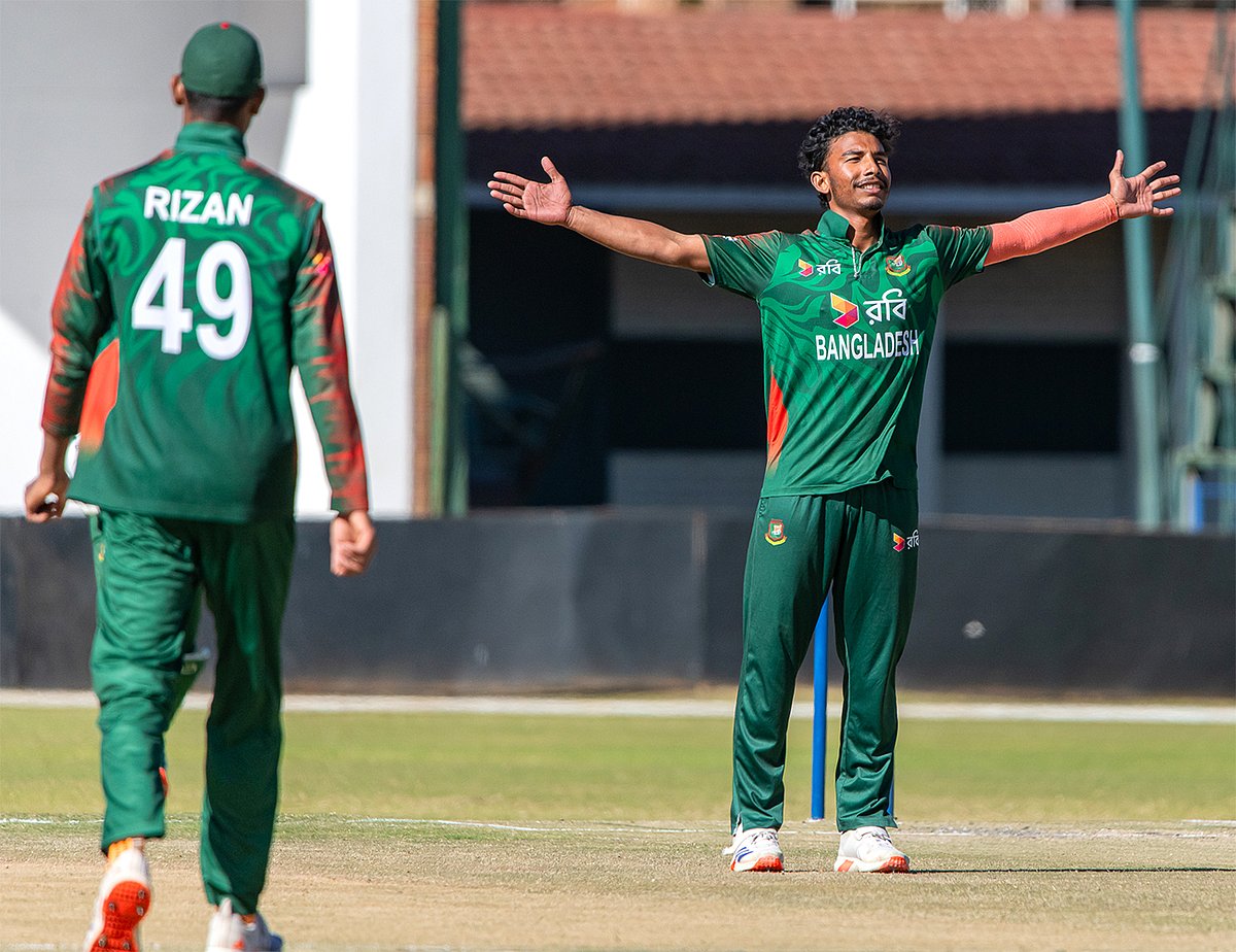 ৪ উইকেট নিয়েছেন ইকবাল হোসেন