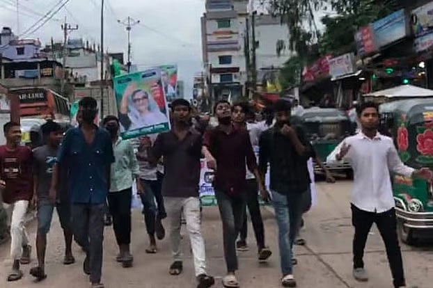 নোয়াখালীর বেগমগঞ্জে ছাত্রলীগের ঝটিকা মিছিল। গতকাল বৃহস্পতিবার বিকেলে