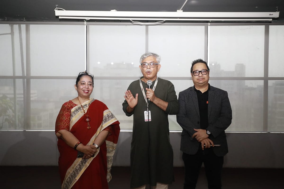 শিখো-প্রথম আলো জিপিএ-৫ প্রাপ্ত কৃতী সংবর্ধনা ২০২৫–এর প্রস্তুতি কর্মশালায় প্রথম আলোর ব্যবস্থাপনা সম্পাদক আনিসুল হক (মাঝে), সহযোগী সম্পাদক সুমনা শারমীন (বাঁয়ে) ও ডন সামদানি ফ্যাসিলিটেশন অ্যান্ড কনসালট্যান্সির প্রতিষ্ঠাতা ও চিফ ইন্সপায়ারেশনাল কর্মকর্তা গোলাম সামদানি ডন (ডানে)। আজ শুক্রবার রাজধানীর কারওয়ান বাজারে দ্য অ্যাটেনশন নেটওয়ার্কে