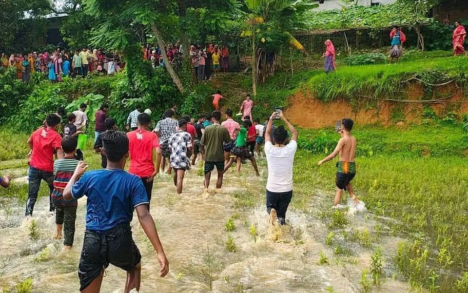 গাজীপুরের কাপাসিয়ায় শাপলা বিলের পানি থেকে উদ্ধার করে একজনকে হাসপাতালে নিয়ে যাচ্ছেন স্থানীয় লোকজন। আজ শুক্রবার সকালে