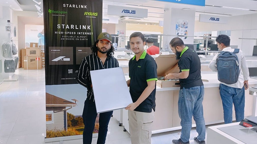 স্টারলিংকের পণ্য হাতে একজন ক্রেতা