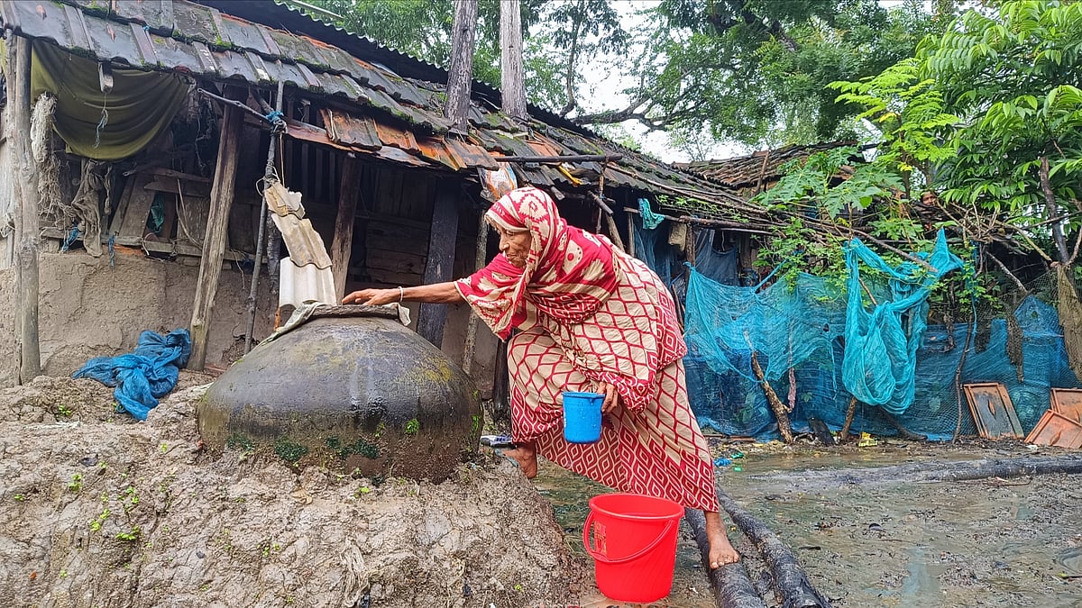 জরাজীর্ণ ঘরের সামনে বৃষ্টির ফোঁটা ধরে রাখার চেষ্টায় বসানো পুরোনো মাটির হাঁড়ি। শুক্রবার সকালে কয়রার মহেশ্বরীপুর ইউনিয়নের শেখ সরদারপাড়া গ্রামে