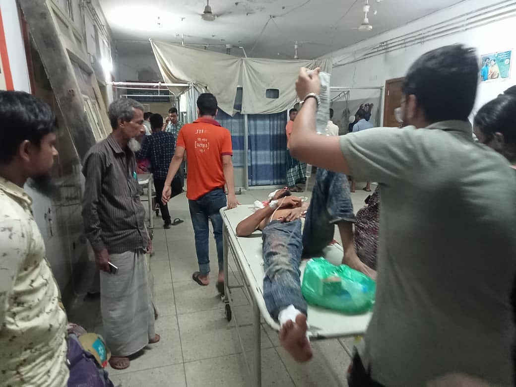 হামলায় আহত তিনজনকে রিশালের শের-ই–বাংলা মেডিকেল কলেজ হাসপাতালে ভর্তি করা হয়েছে। গতকাল বৃহস্পতিবার রাতে