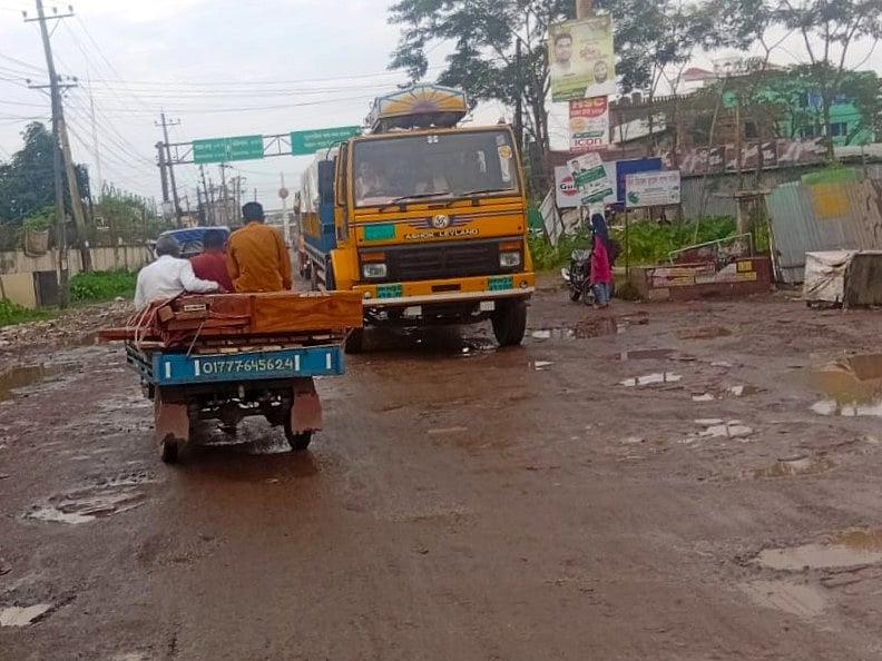 ভারী বর্ষণে বরিশাল-কুয়াকাটা মহাসড়কের পিচ নরম হয়ে যানবাহনের চাপে উঠে যাচ্ছে। এতে তৈরি হচ্ছে নতুন নতুন গর্ত। সম্প্রতি পটুয়াখালী বাসস্ট্যান্ড এলাকায়