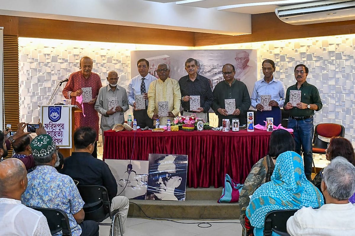 ‘শতবর্ষে কবর’ গ্রন্থের প্রকাশনা উৎসবে অতিথিরা। শনিবার বিকেলে রাজধানীর বিশ্বসাহিত্য কেন্দ্রের মিলনায়তনে