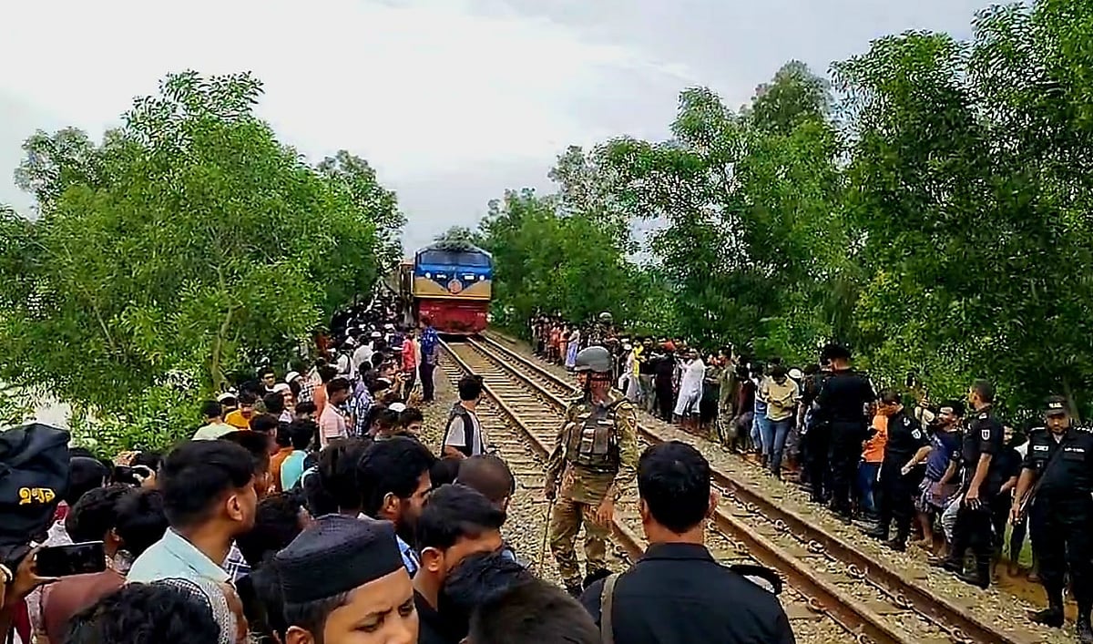 কক্সবাজারে ট্রেনের ধাক্কায় অটোরিকশা চালকসহ ৫ জনের মৃত্যুর পর বিক্ষুব্ধ জনতা চট্টগ্রামগামী সৈকত এক্সপ্রেস ট্রেনটি আটকে রাখে। আজ বিকেল চারটায় রামুর রশিদনগর এলাকায়