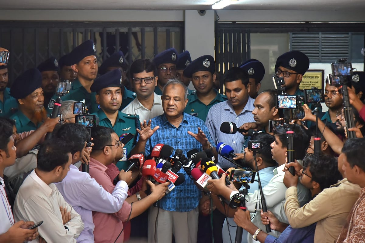 রাজধানীর মোহাম্মদপুর থানা পরিদর্শন শেষে সাংবাদিকদের ব্রিফিং করেন স্বরাষ্ট্র উপদেষ্টা লেফটেন্যান্ট জেনারেল (অব.) মো. জাহাঙ্গীর আলম চৌধুরী। আজ শনিবার সকালে