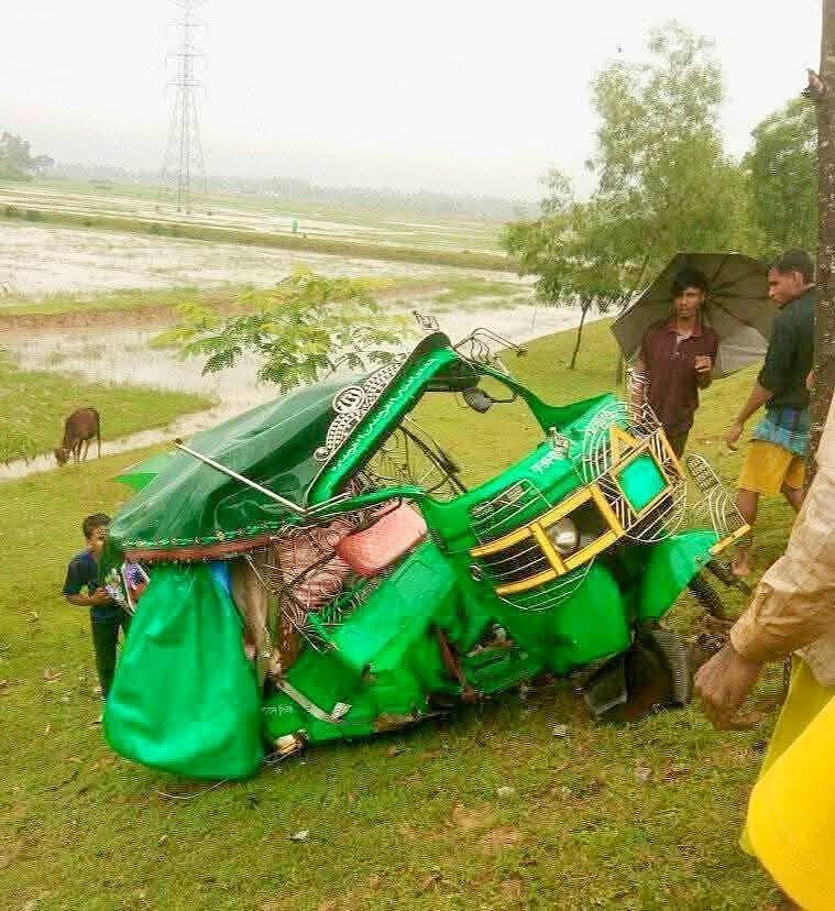কক্সবাজারের রামুতে ট্রেনের ধাক্কায় দুমড়ে মুচড়ে যাওয়া অটোরিকশা। আজ দুপুরে রামুর রশিদনগরে