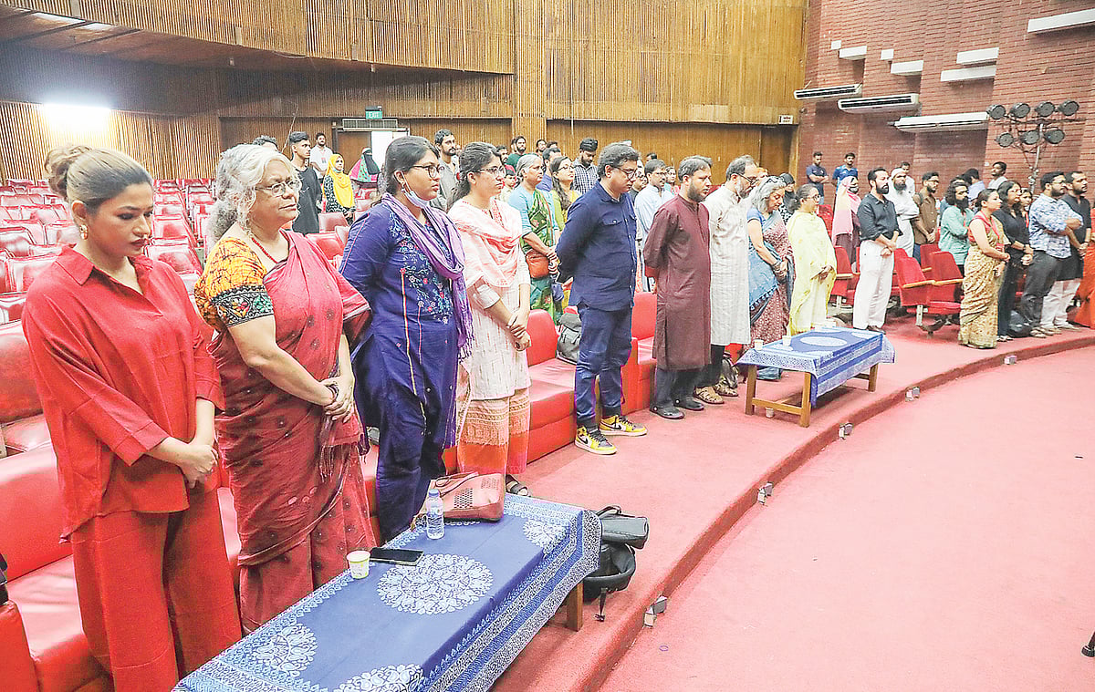 ‘কইলজ্যা কাঁপানো ৩৬ দিন: জুলাই গণ-অভ্যুত্থান ও সাংস্কৃতিক নির্মাণ’ শীর্ষক কর্মসূচির শুরুতে জাতীয় সংগীত পরিবেশন ও মাইলস্টোন স্কুল অ্যান্ড কলেজে যুদ্ধবিমান বিধ্বস্ত হয়ে নিহত ব্যক্তিদের স্মরণে এক মিনিট নীরবতা পালন করা হয়। গতকাল রাজধানীর জাতীয় জাদুঘরে