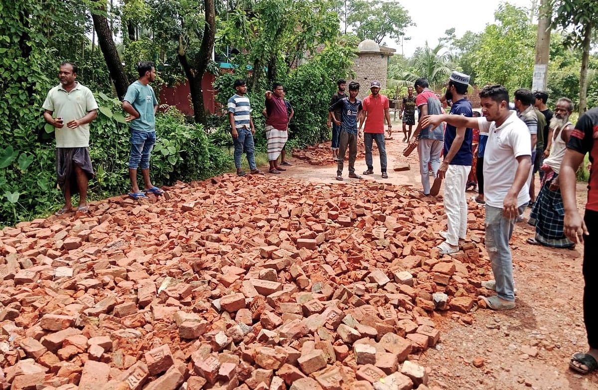 পাকা রাস্তার ৫০০ ফুট ধসে বড় বড় গর্ত হয়ে যাওয়ায় দুই গ্রামের মানুষ চরম দুর্ভোগে পড়ে। এই রাস্তা নিজেদের অর্থে ও স্বেচ্ছাশ্রমে মেরামত করছেন এলাকার তরুণ-যুবকেরা। শনিবার দুপুরে বরিশালের বাবুগঞ্জ উপজেলার রহমতপুর-দোয়ারিকা পুরাতন ফেরিঘাট সড়কের মানিককাঠি এলাকায়
