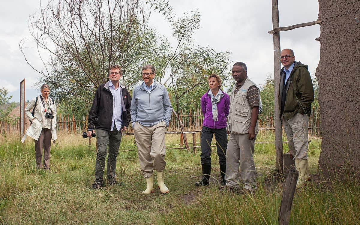 বিল গেটস (মাঝখানে)