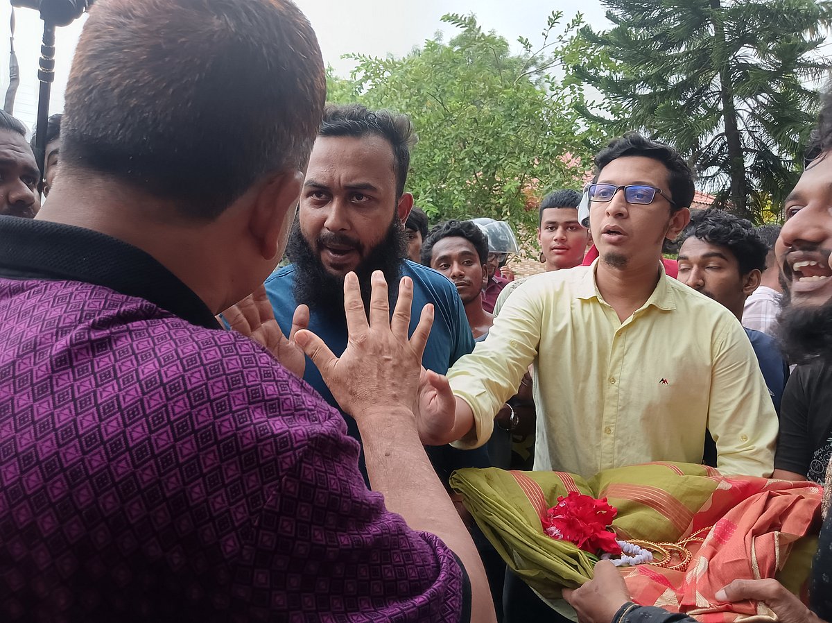 ছিনতাই প্রতিরোধে ব্যর্থ হওয়ার অভযোগে ভৈরব থানার ওসির জন্য শাড়ি চুড়ি নিয়ে এসে থানার সামনে বিক্ষোভ করে স্থানীয় জনতা। শনিবার বিকেলে