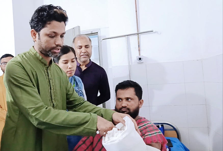 রোগী আশরাফুল আলমকে দেখছেন চিকিৎসক কামরুল ইসলাম। আজ শনিবার নগরের টমছমব্রিজ এলাকার একটি বেসরকারি হাসপাতালে