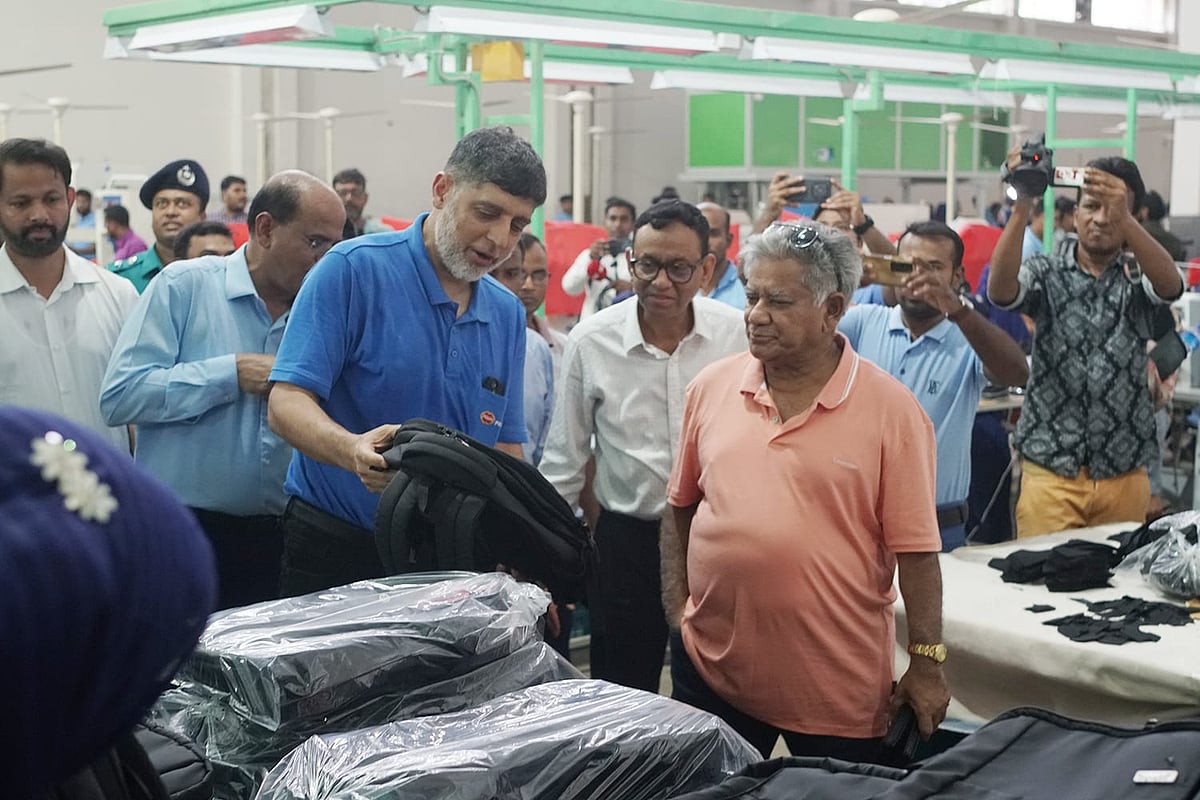 প্রাণ আরএফএলের পক্ষ থেকে চালু করা রাজশাহী টেক্সটাইল মিলে উৎপাদিত পণ্য শ্রম উপদেষ্টা ব্রিগেডিয়ার জেনারেল (অব.) এমন সাখাওয়াত হোসেনকে দেখাচ্ছেন গ্ৰুপটির চেয়ারম্যান আহসান খান চৌধুরী