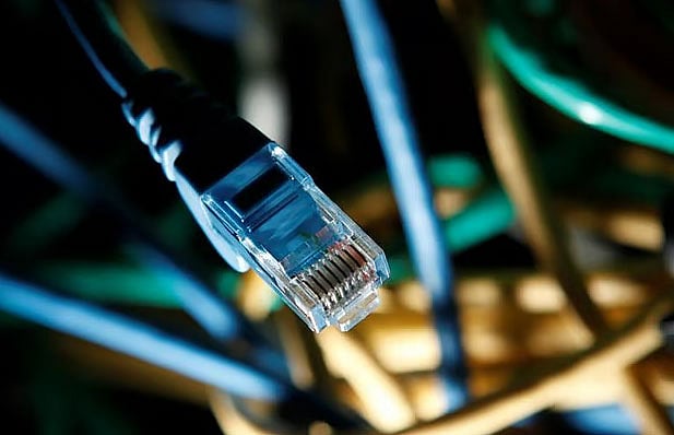 মতিঝিলে ফ্লাইট এক্সপার্টের কার্যালয়ে দেখা যায়, অনেকে সেখানে ভিড় করেছেন। টিকিট বিক্রেতা এজেন্সির প্রতিনিধি, যাঁরা নিজেদের কেনা টিকিটগুলোর কী হবে, তা জানতে চাচ্ছিলেন