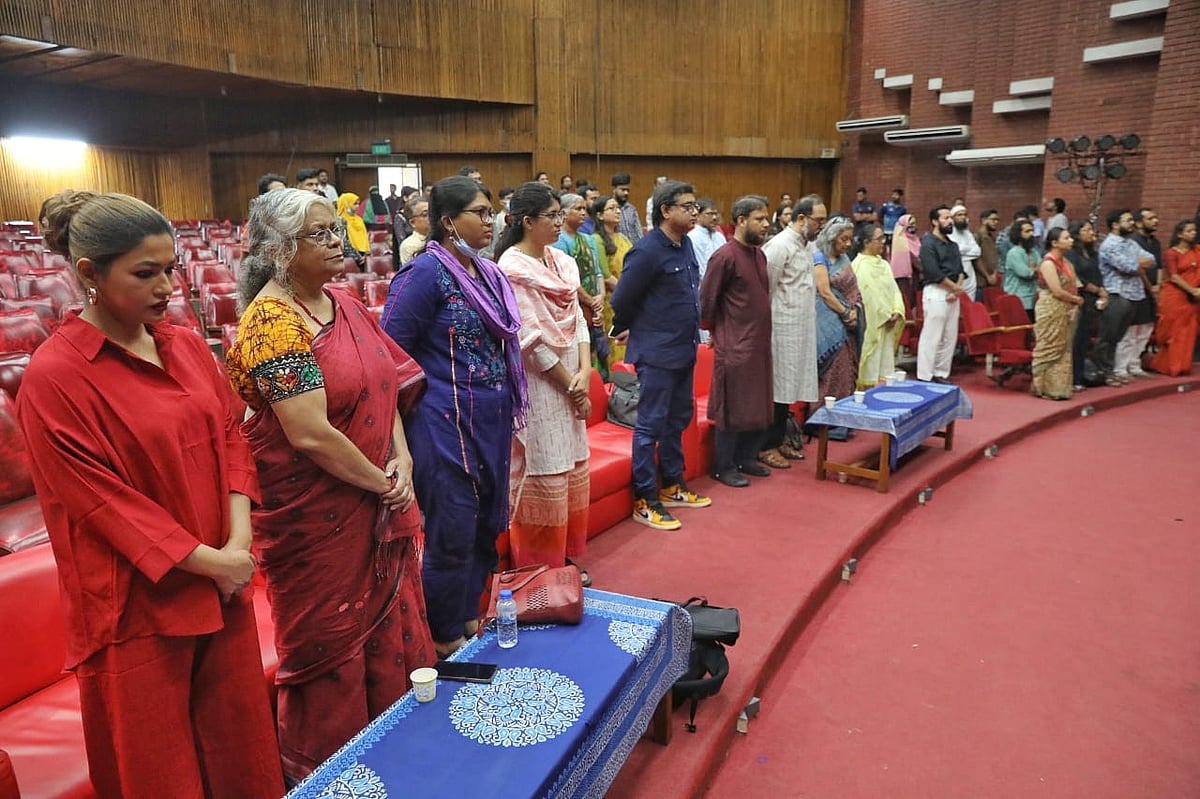 ‘কইলজ্যা কাঁপানো ৩৬ দিন: জুলাই গণ-অভ্যুত্থান ও সাংস্কৃতিক নির্মাণ’ শীর্ষক কর্মসূচির শুরুতে জাতীয় সংগীত পরিবেশন ও মাইলস্টোন স্কুল অ্যান্ড কলেজে বিমান বিধ্বস্ত হয়ে নিহত ব্যক্তিদের স্মরণে এক মিনিট নীরবতা পালন করা হয়। জাতীয় জাদুঘর, ঢাকা, ২ আগস্ট