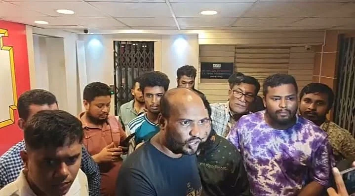 বন্ধ হওয়ার খবর শুনে ফ্লাইট এক্সপার্টের কার্যালয়ে ভুক্তভোগীদের ভিড়। শনিবার (২ আগস্ট ২০২৫) সন্ধ্যায় রাজধানীর মতিঝিলে