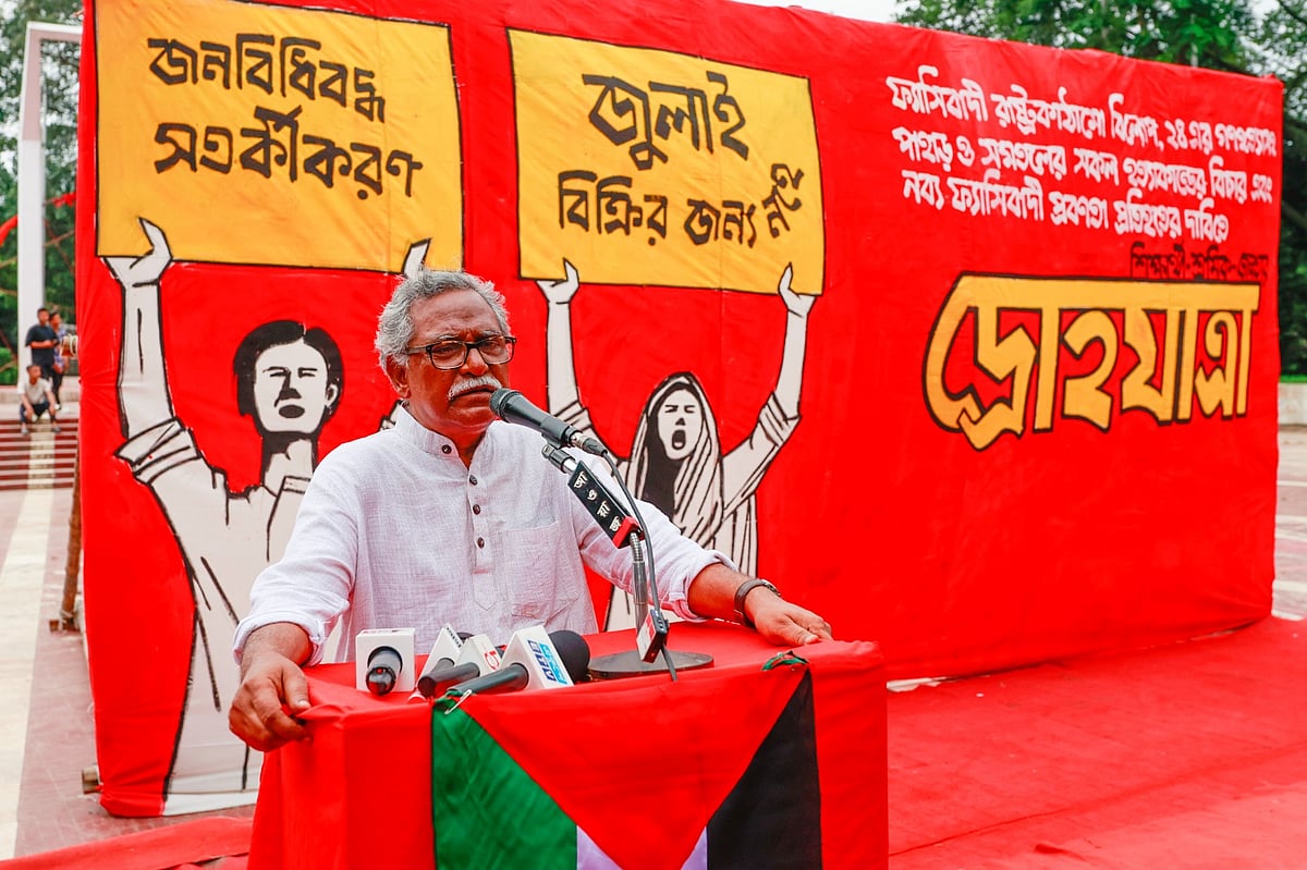 সাবেক অধ্যাপক আনু মুহাম্মদ কেন্দ্রীয় শহীদ মিনারে আয়োজিত ‘শিক্ষার্থী-শ্রমিক-জনতার দ্রোহযাত্রায়’ বক্তব্য দেন। ঢাকা, ২ আগস্ট