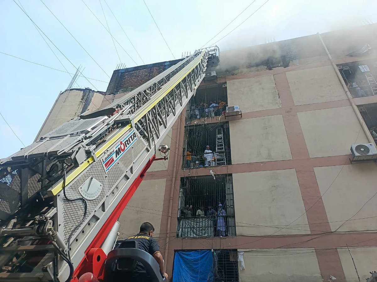 গুলিস্তানের সুন্দরবন স্কয়ার মার্কেটে লাগা আগুন নিয়ন্ত্রণে আনতে কাজ করছে ফায়ার সার্ভিস। আজ শনিবার সকালে