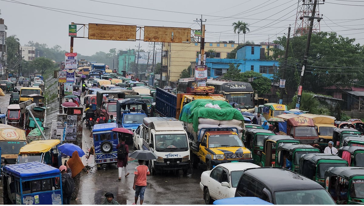 পরিবহনশ্রমিকদের সুনামগঞ্জ-সিলেট সড়ক অবরোধের কারণে সৃষ্টি হয় দীর্ঘ যানজটের। রোববার বিকেলে সদর উপজেলার ওয়েজখালী এলাকায়