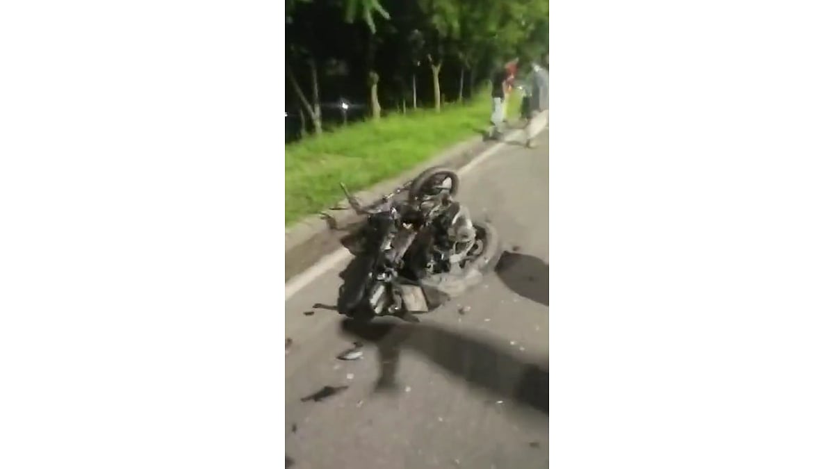 দুর্ঘটনাকবলিত মোটরসাইকেল