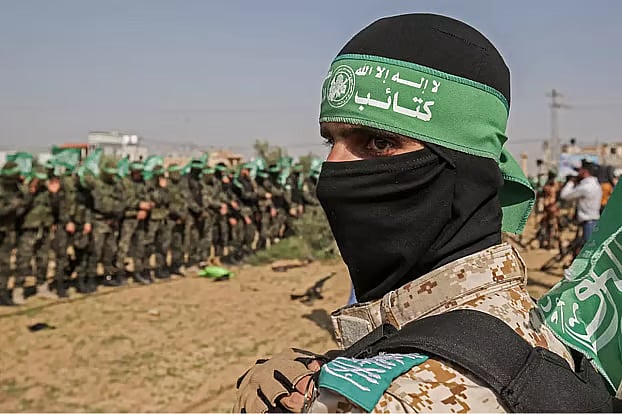 ফিলিস্তিনের গাজায় কুঁচকাওয়াজে হামাসের একজন যোদ্ধা