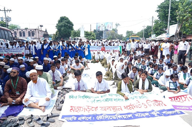 বিশ্ববিদ্যালয়ের স্থায়ী ক্যাম্পাস দ্রুত অনুমোদন ও বাস্তবায়নের দাবিতে মহাসড়ক অবরোধ করেন রবীন্দ্র বিশ্ববিদ্যালয়ের শিক্ষক-শিক্ষার্থীরা। আজ দুপুর ১২টার দিকে শাহজাদপুর উপজেলার বিসিক বাসস্ট্যান্ডসংলগ্ন বগুড়া-নগরবাড়ি মহাসড়কে