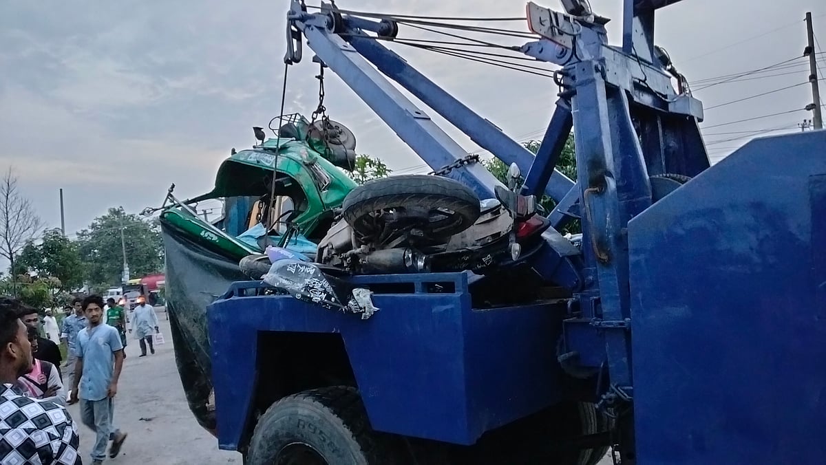 ব্রাহ্মণবাড়িয়ার বিজয়নগরে সড়ক দুর্ঘটনায় দুমড়ে মুচড়ে যাওয়া সিএনজিচালিত অটোরিকশা ও দুটি মোটরসাইকেল উদ্ধার করছে হাইওয়ে পুলিশ। রোববার বিকেলে সরাইল খাটিহাতা হাইওয়ে থানার সামনে