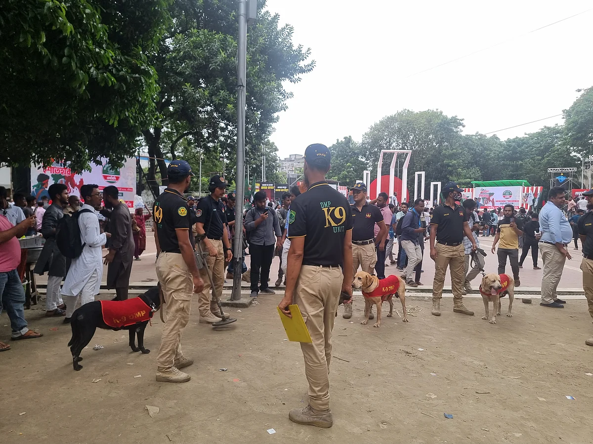 রাজধানীর কেন্দ্রীয় শহীদ মিনারে এনসিপির সমাবেশস্থলে নিরাপত্তা জোরদার করা হয়েছে। আজ রোববার বেলা দুইটার দিকে