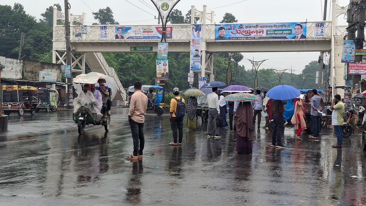 বৃষ্টির কারণে যানবাহন না পেয়ে ভোগান্তিতে পড়েছে পরিক্ষার্থীরা। আজ রোববার সকালে
