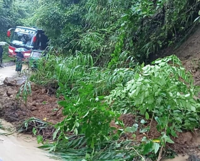 রাঙামাটির বাঘাইছড়িতে পাহাড়ধসের কারণে আট ঘণ্টা যানচলাচল বন্ধ ছিল। আজ সকালে ৯  কিলো এলাকায়