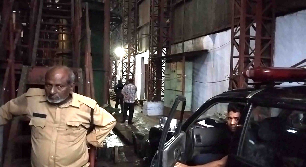 নাটোর চিনিকলে নিরাপত্তারক্ষীদের বেঁধে কারখানার মালামাল নিয়ে গেছে ডাকাতেরা। আজ রোববার সকালে