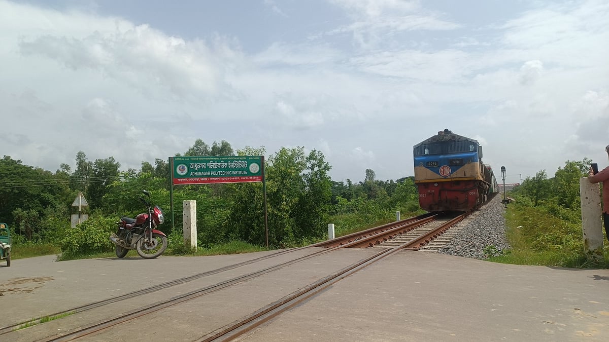 চট্টগ্রাম-কক্সবাজার রেলপথের লোহাগাড়ার আধুনগরে এই লেভেল ক্রসিংয়ে নেই গেটম্যান। রাখা হয়নি প্রতিবন্ধকতা বা ব্যারিয়ারও। গতকাল বেলা দুইটায়