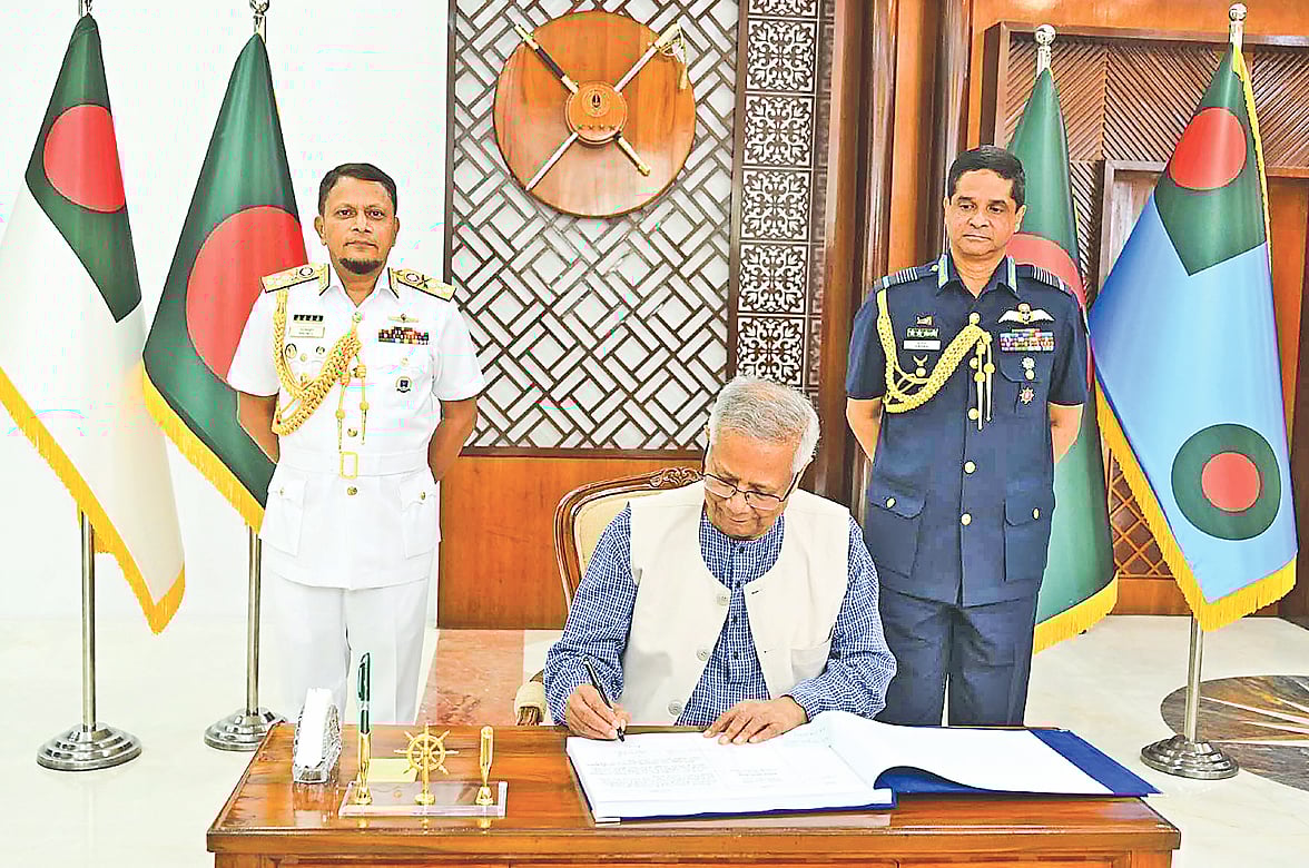প্রধান উপদেষ্টা অধ্যাপক মুহাম্মদ ইউনূস নৌবাহিনী সদর দপ্তরে এবং নৌবাহিনী ও বিমানবাহিনী নির্বাচনী পর্ষদের উদ্বোধন শেষে পরিদর্শন বইয়ে স্বাক্ষর করেন