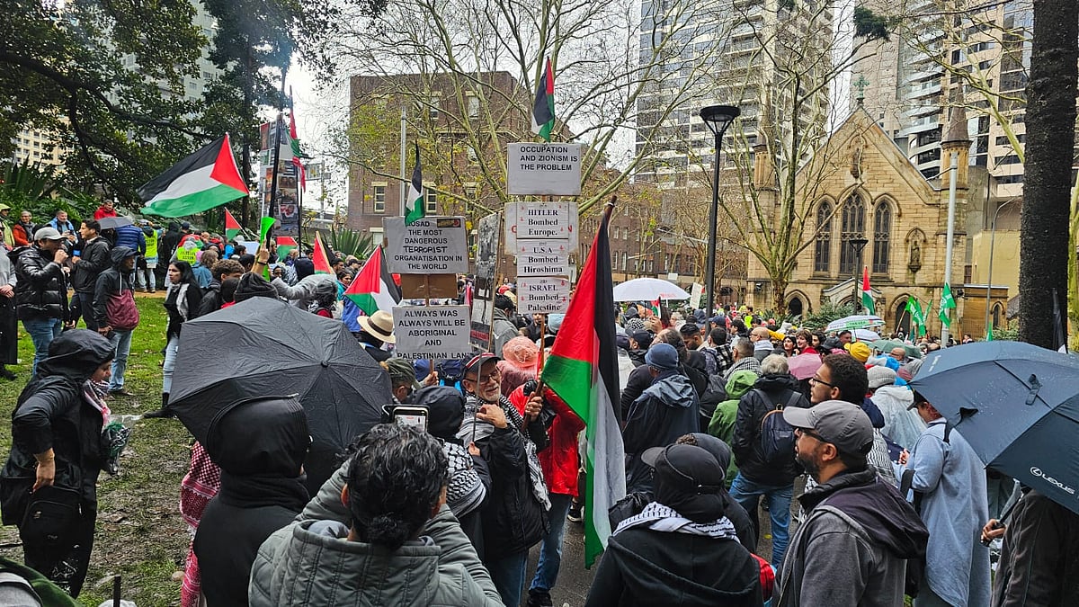 সিডনির হারবার ব্রিজে ফিলিস্তিনের পক্ষে ঐতিহাসিক মিছিলে লাখো মানুষ অংশগ্রহণ করে সংহতি প্রদর্শন করেছেন। ৩ আগস্ট, ২০২৫