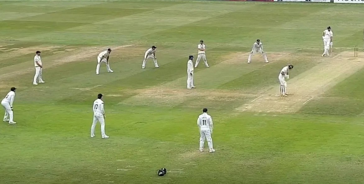 লেগ সাইডে ৯ ফিল্ডারকেই দাঁড় করিয়ে দেয় ওয়ারউইকশায়ার