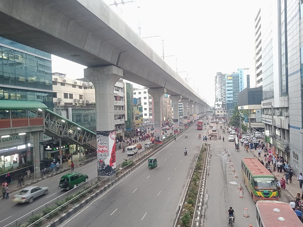 অফিস ছুটির সময় রাজধানীর সড়কে যেখানে যানজট হচ্ছে নিয়মিত দৃশ্য, সেখানে আজ গণপরিবহন ও ব্যক্তিগত গাড়ির সংখ্যা ছিল অনেক কম। কারওয়ানবাজার, ৩ জুলাই
