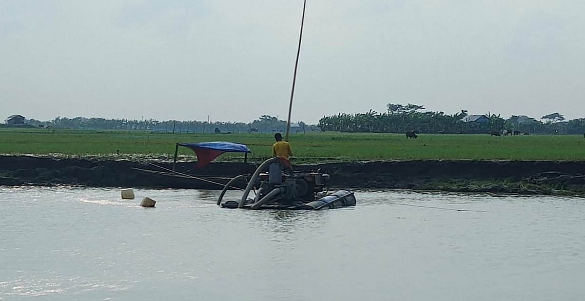 নদীতে খননযন্ত্র দিয়ে বালু তোলা হচ্ছে। গত শনিবার লক্ষ্মীপুরের রায়পুর উপজেলার চরকাছিয়া গ্রামের মিয়ারহাট এলাকা থেকে তোলা