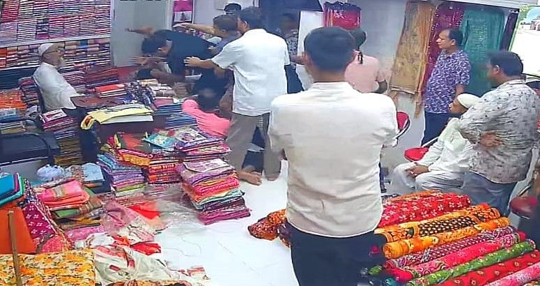 বরগুনায় ব্যবসাপ্রতিষ্ঠানে সালিস বৈঠক চলাকালে এক ব্যবসায়ীকে মারধর করা হয়