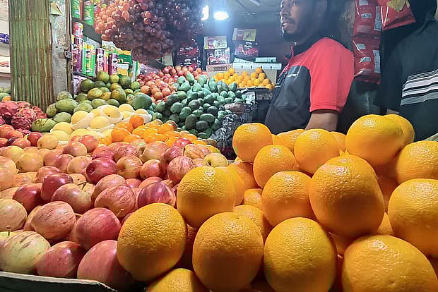 চট্টগ্রাম নগরের জামালখানের একটি দোকানে বিক্রি হচ্ছে মাল্টা